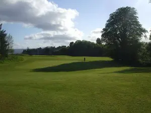 Rozległe pola golfowe