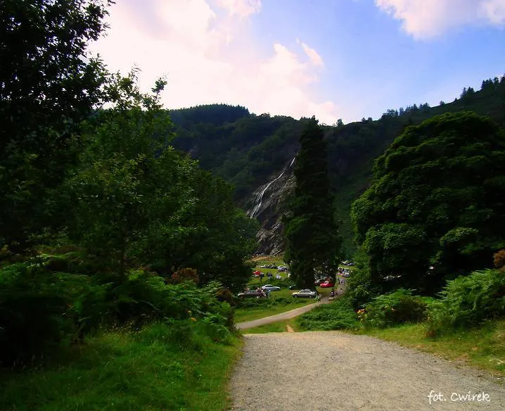 Wodospad_Powerscourt_z_daleka_2010