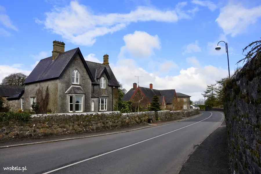 Domy przy głównej drodze