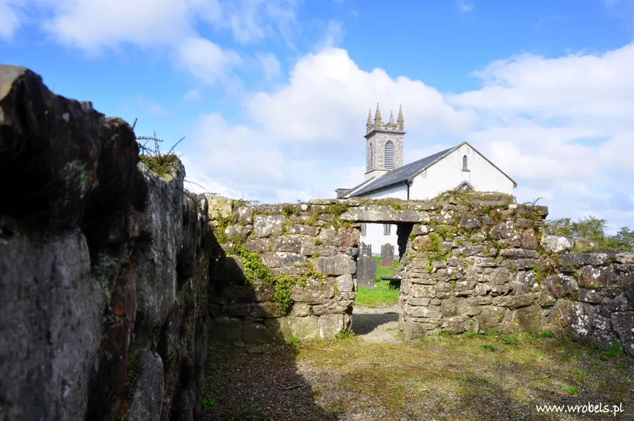 W ruinach Katedry Św. Mela