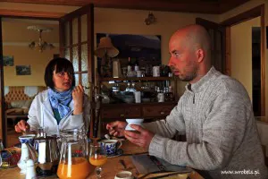 Poważne dysputy przy stole. Jeden z rozmówców nie bardzo rozumie o co chodzi? :)