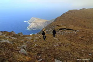 Schodzimy z Góry Croaghaun i kierujemy się w stronę Góry Slievemore. Po lewej pięknie oświetlony Saddle Head.
